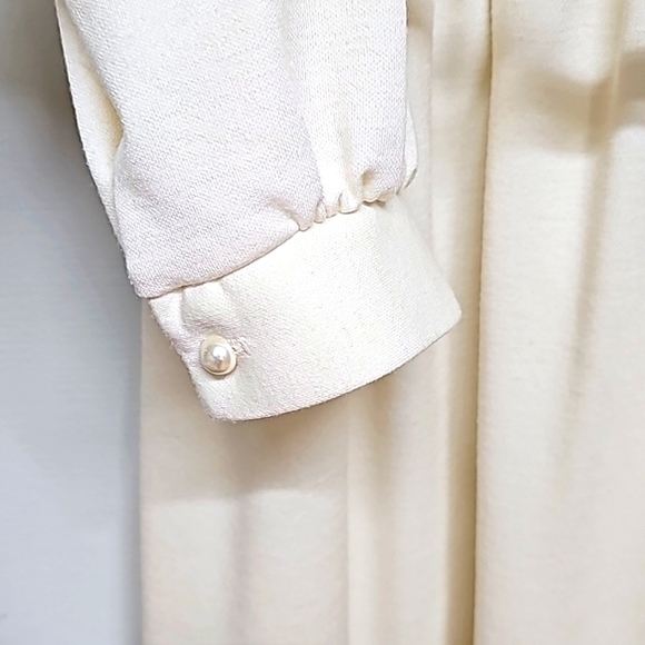 Vtg 80's cream color knit, longsleeve dress. Keyhole neck, pleat front, belted - Picture 4 of 13